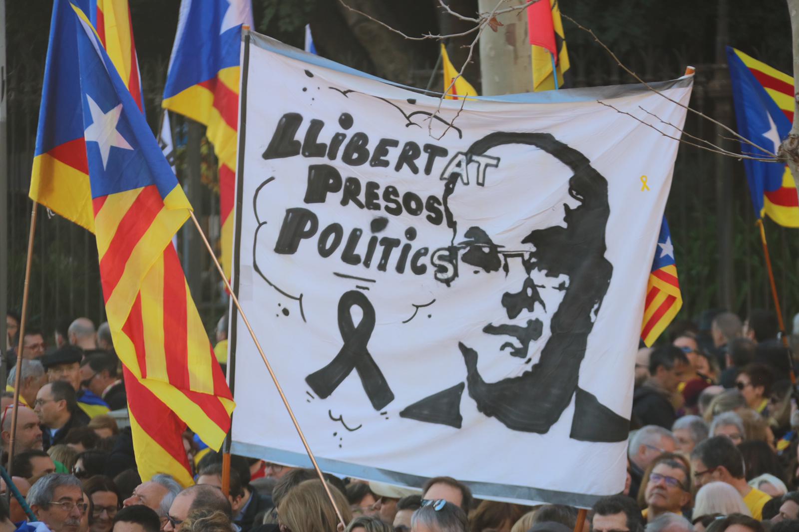 A sign displaying jailed leader Jordi Turull reads “freedom political prisoners” surrounded by Catalan independence flags on February 16 2019 (by ACN)